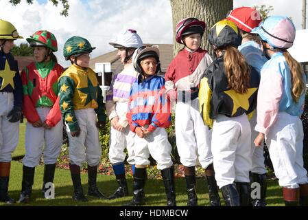 Im Bild heute Nachmittag - 17/10/16 vergessen das Grand National – das größte Pferderennen Ereignis auf dem Kalender in Sussex spielte junior Jockeys racing 'Moorcroft Rennpferd Wohlfahrt Zentrum Shetlandpony Gold Cup"in Plumpton Racecourse, in der Nähe Stockfoto