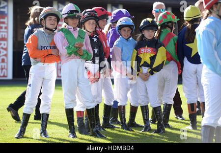 Im Bild heute Nachmittag - 17/10/16 vergessen das Grand National – das größte Pferderennen Ereignis auf dem Kalender in Sussex spielte junior Jockeys racing 'Moorcroft Rennpferd Wohlfahrt Zentrum Shetlandpony Gold Cup"in Plumpton Racecourse, in der Nähe Stockfoto