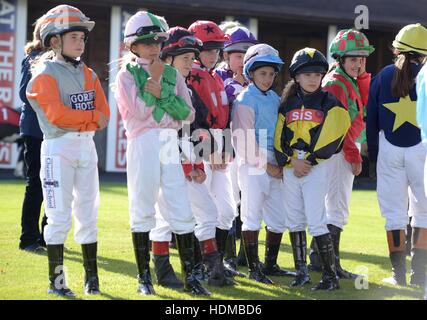 Im Bild heute Nachmittag - 17/10/16 vergessen das Grand National – das größte Pferderennen Ereignis auf dem Kalender in Sussex spielte junior Jockeys racing 'Moorcroft Rennpferd Wohlfahrt Zentrum Shetlandpony Gold Cup"in Plumpton Racecourse, in der Nähe Stockfoto