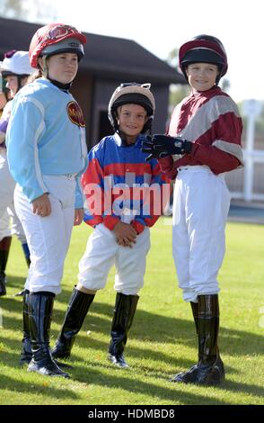 Im Bild heute Nachmittag - 17/10/16 vergessen das Grand National – das größte Pferderennen Ereignis auf dem Kalender in Sussex spielte junior Jockeys racing 'Moorcroft Rennpferd Wohlfahrt Zentrum Shetlandpony Gold Cup"in Plumpton Racecourse, in der Nähe Stockfoto