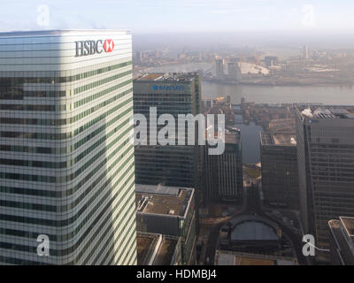 Hoch das Bankenviertel City of London, Canary Wharf in den Docklands am Morgen an einem sonnigen Tag zu finanzieren Stockfoto