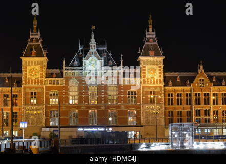 AMSTERDAM, Niederlande - 20.09.2015: Nachtansicht auf die wichtigsten Innenstadt u-Bahn und Bahnhof Amsterdam Centraal Stockfoto