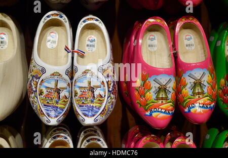 ZAANSE SCHANS, Niederlande - 21.09.2015: Handgemachte holländische Holzschuhe innerhalb des hölzernen Schuh Workshop namens Kooijman Stockfoto