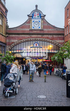 Der Eingang zum Windsor Royal Shopping Arcade, das im alten Bahnhof untergebracht ist. Stockfoto