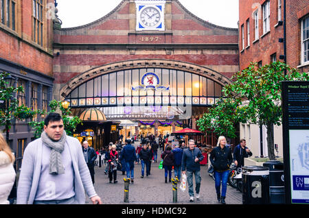 Der Eingang zum Windsor Royal Shopping Arcade, das im alten Bahnhof untergebracht ist. Stockfoto