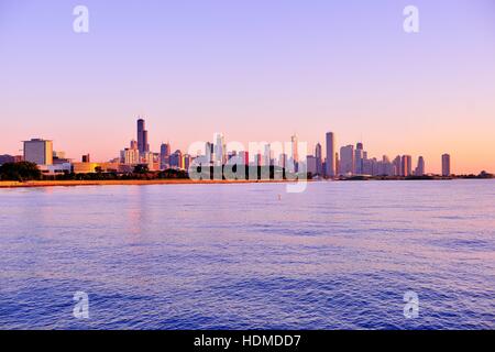 Die Skyline von Chicago gebadet n das weiche Licht der einen Sommer Sonnenaufgang vom 31st Street Hafen am Lake Michigan gesehen. Stockfoto