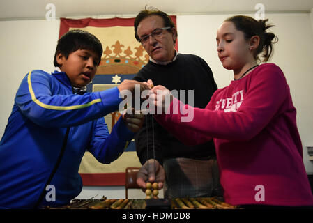 Madrid, Spanien. 12. Dezember 2016. Zwei Studenten aus San Ildefonso Schule im Bild beim Training vor der 2016 Weihnachten Ziehung. © Jorge Sanz/Pacific Press/Alamy Live-Nachrichten Stockfoto