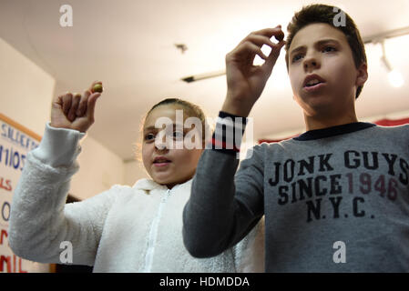 Madrid, Spanien. 12. Dezember 2016. Zwei Studenten aus San Ildefonso Schule im Bild beim Training vor der 2016 Weihnachten Ziehung. © Jorge Sanz/Pacific Press/Alamy Live-Nachrichten Stockfoto