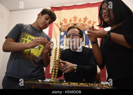 Madrid, Spanien. 12. Dezember 2016. Zwei Studenten aus San Ildefonso Schule im Bild beim Training vor der 2016 Weihnachten Ziehung. © Jorge Sanz/Pacific Press/Alamy Live-Nachrichten Stockfoto