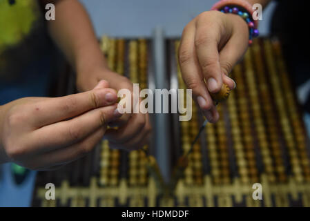Madrid, Spanien. 12. Dezember 2016. Zwei Studenten aus dem San Ildefonso Schule von Madrid nehmen Sie Teil an einem Training vor der 2016 Weihnachten Ziehung. © Jorge Sanz/Pacific Press/Alamy Live-Nachrichten Stockfoto