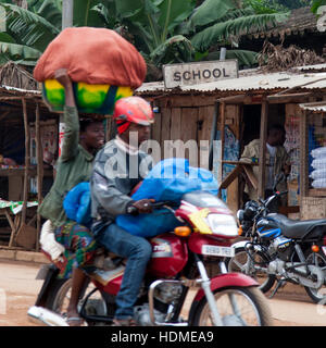 Okada vor einer Schule in Sierra Leone Stockfoto