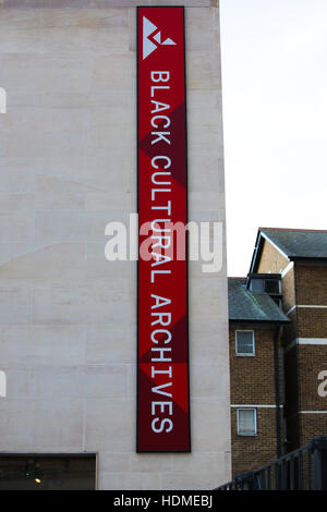 Bürgermeister von London Sadiq Khan Besuch der schwarzen kulturellen Archiven (BCA) in Brixton, London, zu sehen, die "Rechte Passage: ein Jahrhundert der Macht des Volkes" Ausstellung Black History Month.  Wo: London, Vereinigtes Königreich bei: 17. Oktober 2016 Stockfoto