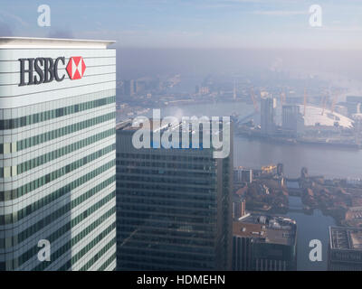 Hoch das Bankenviertel City of London, Canary Wharf in den Docklands am Morgen an einem sonnigen Tag zu finanzieren Stockfoto