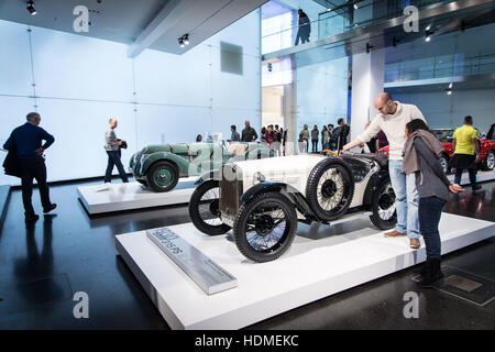 München, Deutschland. 10. Dezember 2016. Das BMW Museum ist ein Automobil Museum der BMW-Geschichte liegt in der Nähe der Olympiapark in München. © Andrea Ronchini/Pacific Press/Alamy Live-Nachrichten Stockfoto