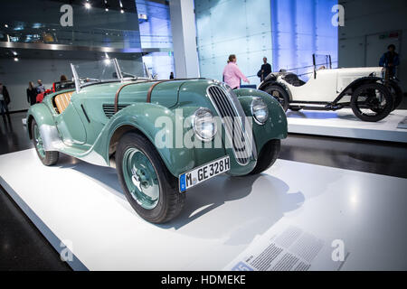 München, Deutschland. 10. Dezember 2016. Das BMW Museum ist ein Automobil Museum der BMW-Geschichte liegt in der Nähe der Olympiapark in München. © Andrea Ronchini/Pacific Press/Alamy Live-Nachrichten Stockfoto