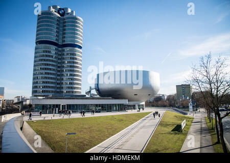 München, Deutschland. 10. Dezember 2016. Das BMW Museum ist ein Automobil Museum der BMW-Geschichte liegt in der Nähe der Olympiapark in München. © Andrea Ronchini/Pacific Press/Alamy Live-Nachrichten Stockfoto