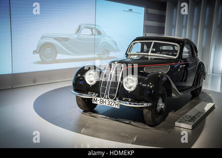 München, Deutschland. 10. Dezember 2016. Das BMW Museum ist ein Automobil Museum der BMW-Geschichte liegt in der Nähe der Olympiapark in München. © Andrea Ronchini/Pacific Press/Alamy Live-Nachrichten Stockfoto