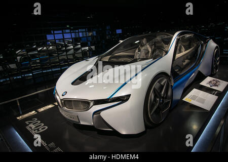 München, Deutschland. 10. Dezember 2016. Das BMW Museum ist ein Automobil Museum der BMW-Geschichte liegt in der Nähe der Olympiapark in München. © Andrea Ronchini/Pacific Press/Alamy Live-Nachrichten Stockfoto