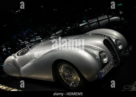 München, Deutschland. 10. Dezember 2016. Das BMW Museum ist ein Automobil Museum der BMW-Geschichte liegt in der Nähe der Olympiapark in München. © Andrea Ronchini/Pacific Press/Alamy Live-Nachrichten Stockfoto