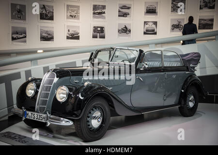 München, Deutschland. 10. Dezember 2016. Das BMW Museum ist ein Automobil Museum der BMW-Geschichte liegt in der Nähe der Olympiapark in München. © Andrea Ronchini/Pacific Press/Alamy Live-Nachrichten Stockfoto