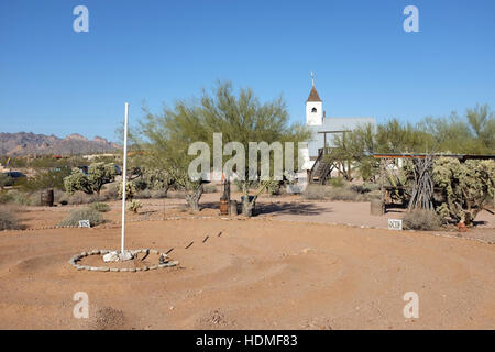 Labyrinth im Superstition Mountain Museum mit Elvis Memorial Chapel in Apache Junction, Arizona im Hintergrund. Stockfoto