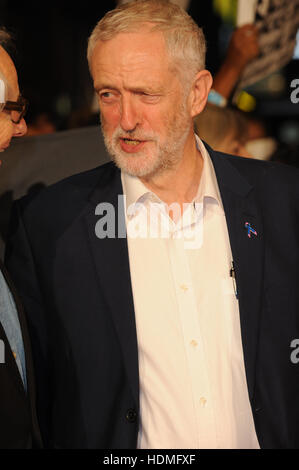 Ich, Daniel Blake die Menschen Premiere im Vue Kino in Leicester Square mit: Jeremy Corbyn Where: London, Vereinigtes Königreich bei: 18. Oktober 2016 Stockfoto