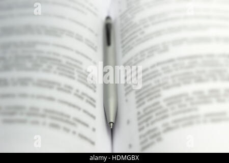 Geschäft Closeup schwarzen Kugelschreiber liegen auf ein offenes Buch. Stockfoto