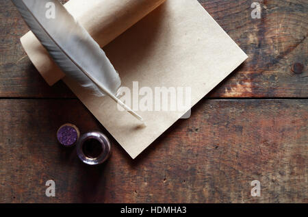 Papier und Feder Stift auf schönen alten hölzernen Hintergrund Stockfoto