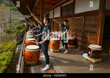 Japanischen Taiko-Trommler, Bishumondo Tempel, Kyoto, Japan Stockfoto