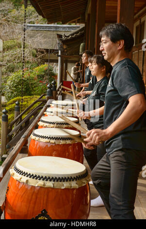 Japanischen Taiko-Trommler, Bishumondo Tempel, Kyoto, Japan Stockfoto