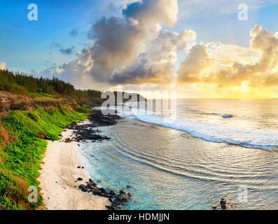 Weißen sandigen Strand bei Sonnenaufgang. Mauritius. Panorama Stockfoto
