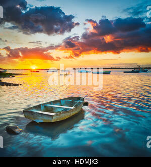 Fischerboot bei Sonnenuntergang. Mauritius. Stockfoto