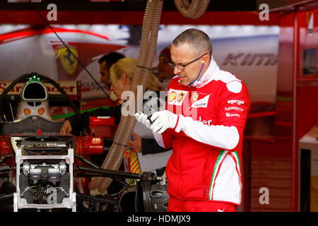 Scuderia Ferrari Techniker arbeiten an Kimi Räikkönen Auto Stockfoto