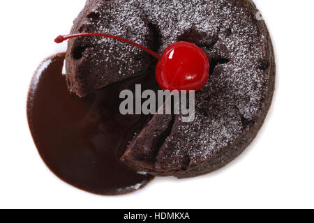 Köstlicher Schokoladenkuchen Fondant mit Kirsche Closeup isoliert auf weißem Hintergrund. horizontale Ansicht von oben Stockfoto