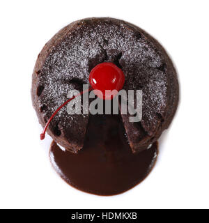 Fondant Schokolade Torte mit Kirsche Closeup isoliert auf weißem Hintergrund. Ansicht von oben Stockfoto