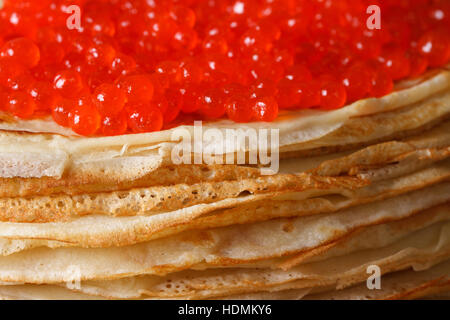 Ein Haufen von dünne Crepes mit rotem Kaviar Makro. horizontale, rustikalen Stil Stockfoto