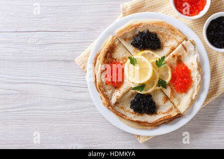 Pfannkuchen mit roten und schwarzen Kaviar, horizontale Ansicht von oben Stockfoto