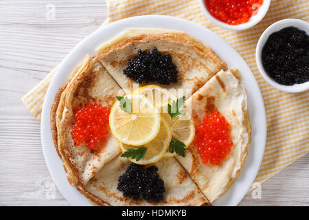 Pfannkuchen mit roten und schwarzen Kaviar Closeup, horizontale Ansicht von oben Stockfoto