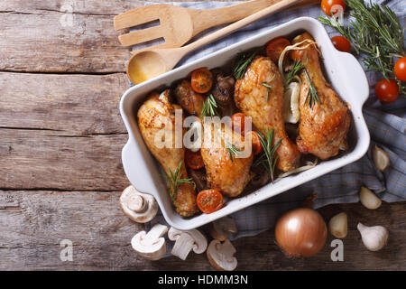 Gebackene Hähnchenschenkel mit Pilzen und Gemüse. horizontale Ansicht von oben Stockfoto