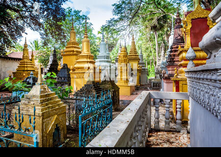 Khmer Friedhof in Siem Reap, Kambodscha. Gräber, die Vertreter der alten buddhistischen Tempeln. Stockfoto