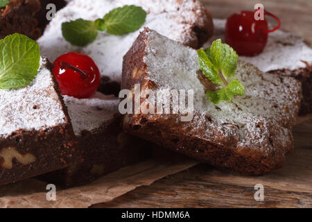 Köstliche Schokoladen-Brownie Kuchen mit Nüssen Closeup auf Papier. horizontale Stockfoto