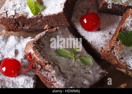 Schokoladenkuchen-Brownies mit Minze und Kirschen Makro. horizontale Stockfoto