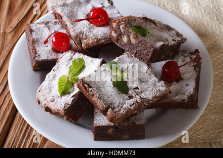 Brownie Schokoladenkuchen mit Walnüssen und Kirschen Nahaufnahme. horizontale Stockfoto