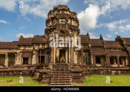 Fassade eines der nach Westen Einträge in das 12. Jahrhundert Khmer Tempel in Angkor Wat, Siem Reap, Königreich Kambodscha. Stockfoto