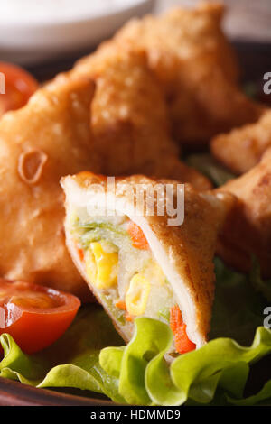 Vegetarische indische Samosa Gebäck mit Kartoffeln und Bohnen Makro. vertikale Stockfoto