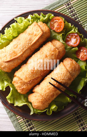 Frühlingsrollen, gebraten auf Salat mit Tomaten vertikale, Top Detailansicht Stockfoto