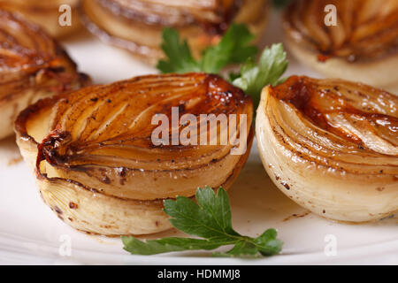 leckeren karamellisierten Zwiebeln in Balsamico-Essig auf einem weißen Teller-Makro. horizontale Stockfoto