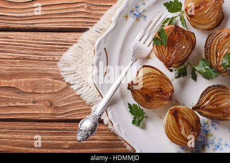 karamellisierten Zwiebeln in Balsamico-Essig auf einem weißen Teller. horizontale Ansicht von oben Stockfoto