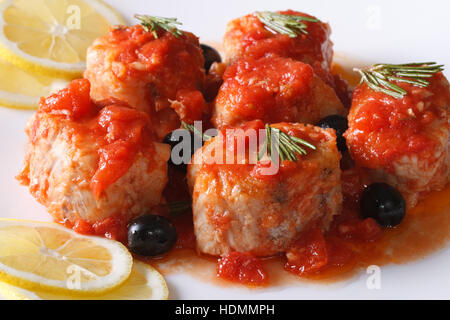 Seefisch in Tomatensauce mit Oliven auf der horizontalen Platte-Nahaufnahme Stockfoto