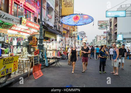 Khao San Road bei Nacht in Bangkok, Thailand Stockfoto